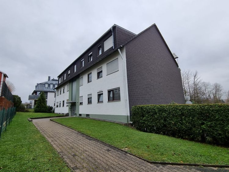 Limburg an der Lahn: Gepflegtes Mehrfamilienhaus mit Garagen und Garten