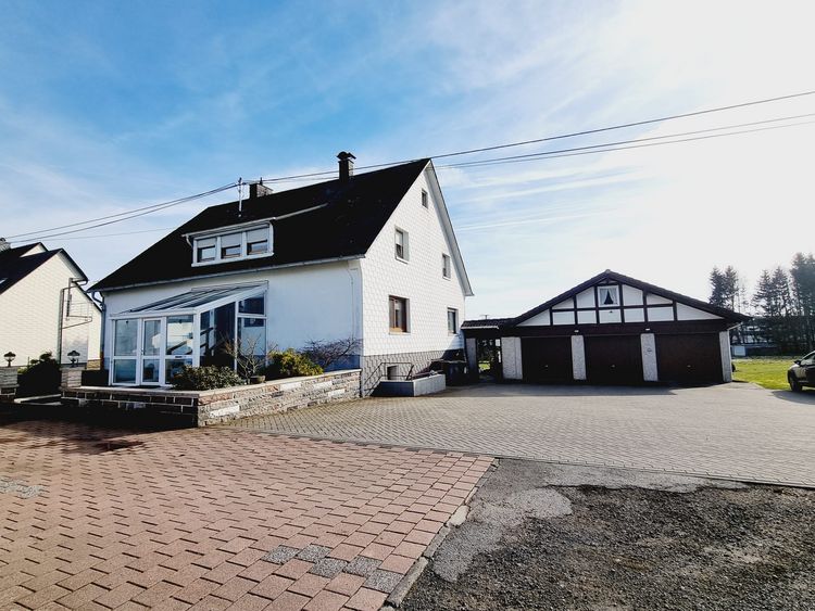 Gemeinde Hof: Gepflegtes Dreifamilienhaus mit Garagen und großem Areal