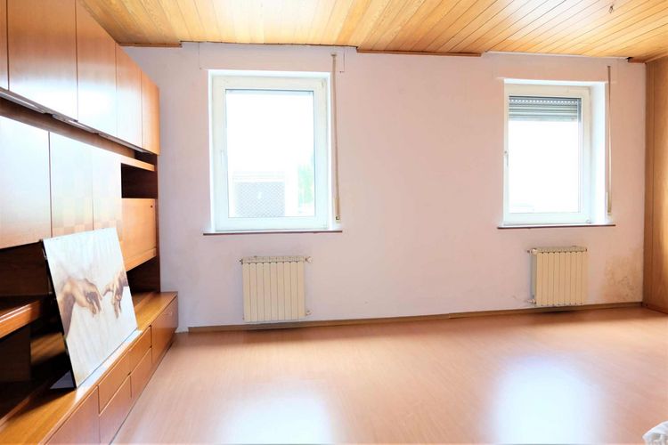 Frankfurt Heddernheim! Kleines 2 Familienhaus mit Garage und Nebengebäude.