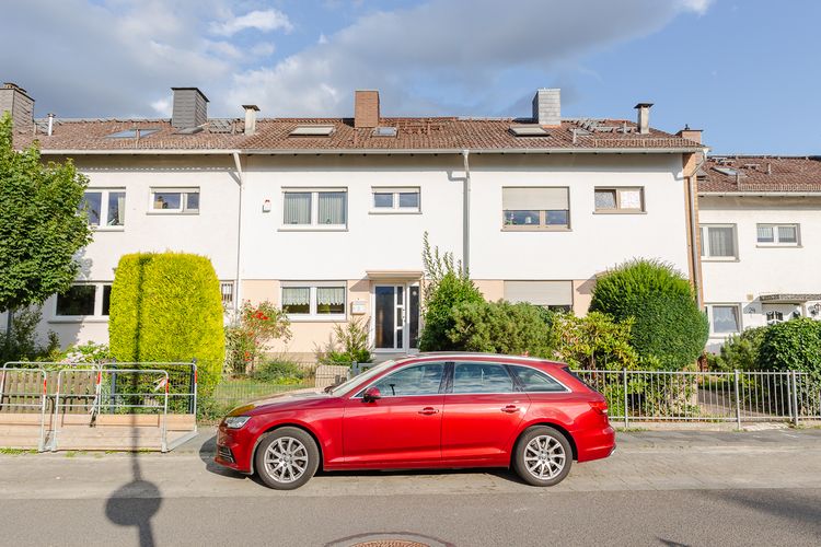 Liederbach: Charmantes Reihenhaus mit 2 Bädern und Garage!