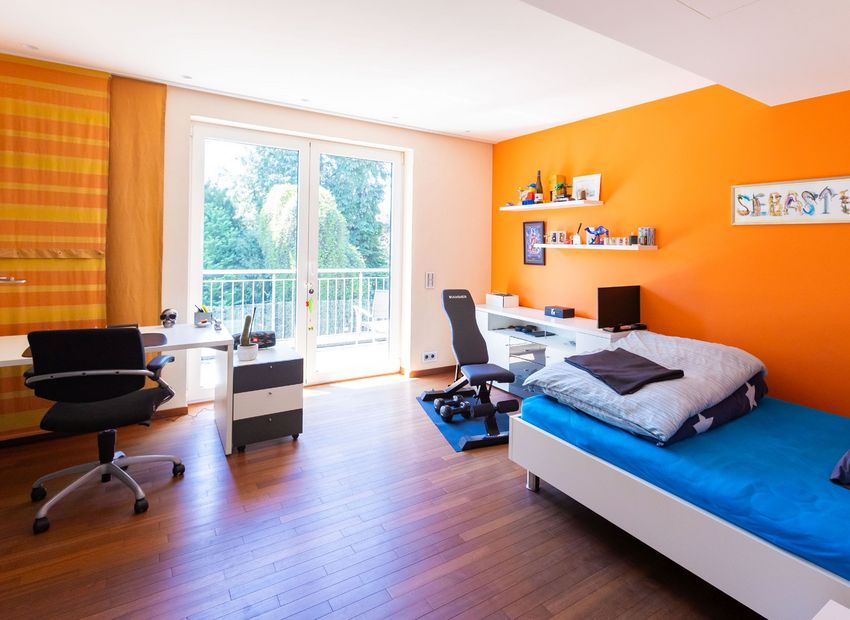 Elegante Villa mit Weinkeller, Sauna und Gartenidylle in bester Lage von Kronberg.