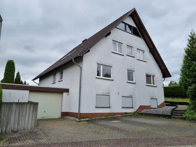 Hundsangen: Gepflegtes Zweifamilienhaus mit Einliegerappartement in einer Ortsrandlage