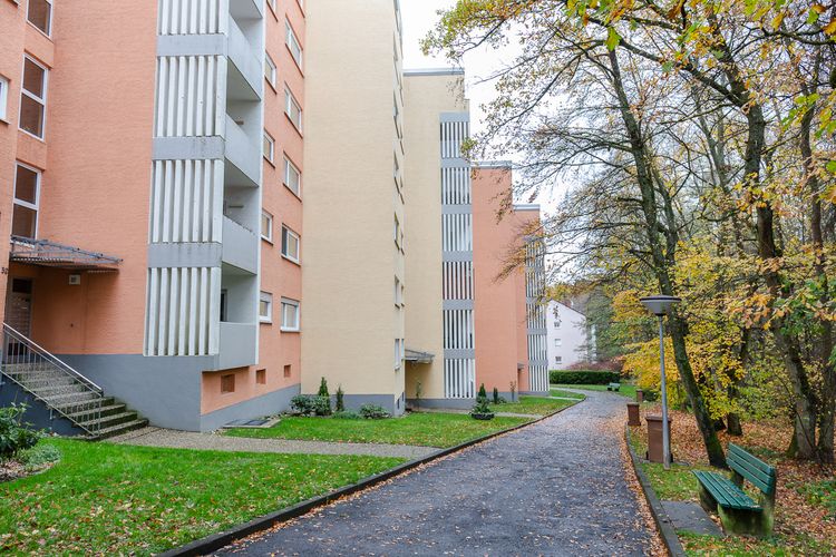 Taunusstein: Vermietete, renovierte 3 1/2 Zimmer-Wohnung mit TG-Platz!