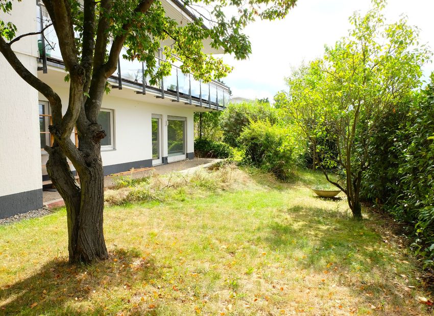Nieder-Erlenbach! Freistehendes Haus mit freier Einliegerwohnung auf 700m² Grundstück.