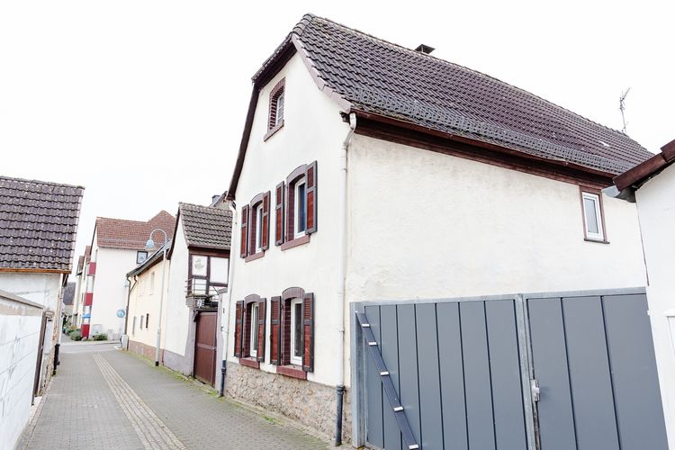 Flörsheim: Sanierungsbedürftiges Einfamilienhaus mit Nebengelass!