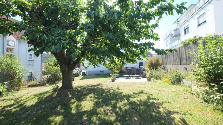 Usingen: RESERVIERT!! Immobilie mit Charme und großem Garten