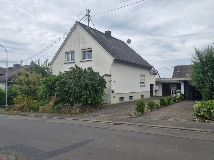Mündersbach: Freistehendes Einfamilienhaus mit Garten und 2 Garagen