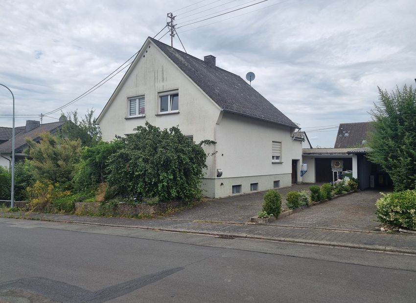 Mündersbach: Freistehendes Einfamilienhaus mit Garten und 2 Garagen