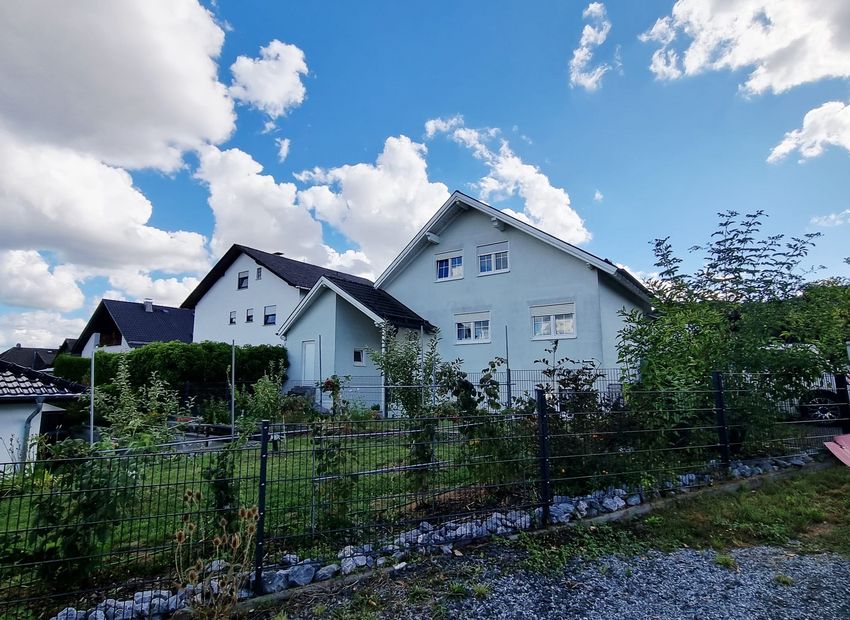 Dornburg: Tolles Einfamilienhaus mit ELW, Garage, Garten und Schwimmbad