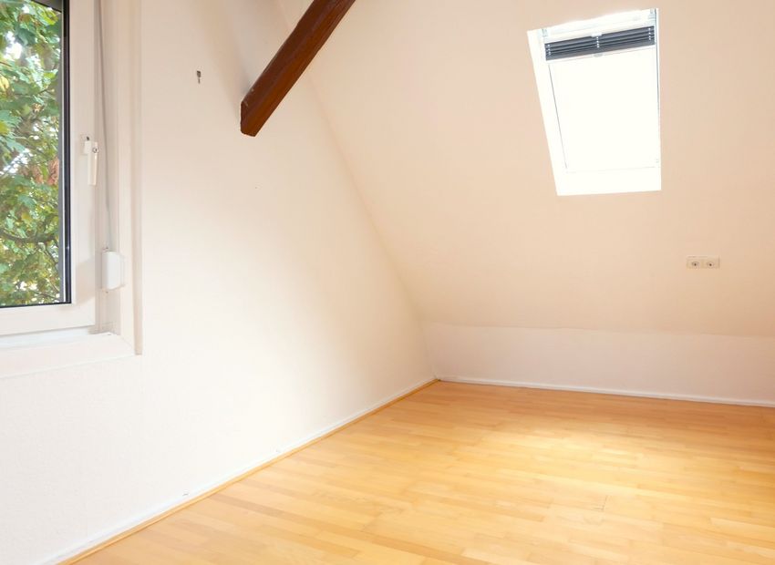 Neu-Anspach! Freistehendes Haus mit 5 Zimmern auf kleinem Grundstück.