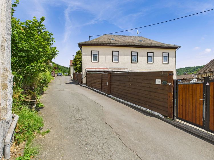 Weilrod-Finsternthal: Ein-Zweifamilienhaus für Naturliebhaber!!