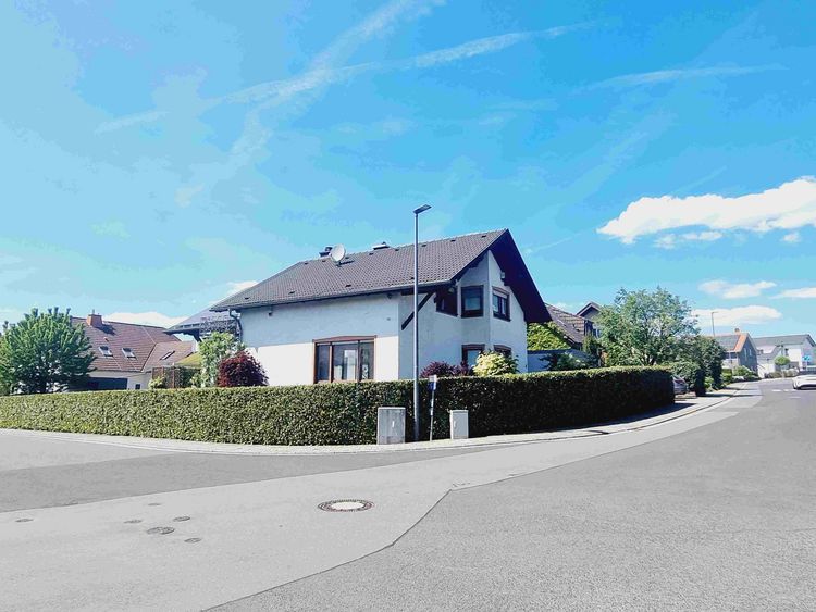 Bad Camberg: Gepflegtes Wohnen (Doppelhaushälfte) in herrlicher Randlage mit Garage