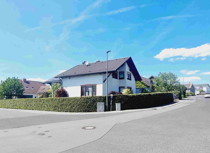 Bad Camberg: Gepflegtes Wohnen (Doppelhaushälfte) in herrlicher Randlage mit Garage