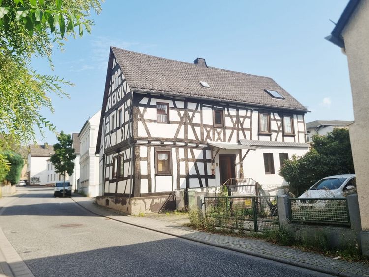 Höhr-Grenzhausen: Denkmalgeschütztes Fachwerkhaus mit Garten
