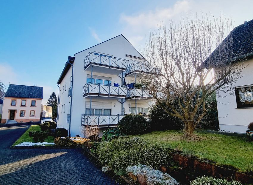 Höhr Grenzhausen: Eigentumswohnung (DG) mit Balkon und PKW-Stellplatz