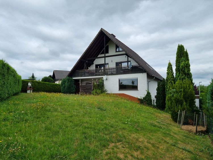 Hundsangen: Gepflegtes Zweifamilienhaus mit Einliegerappartement in einer Ortsrandlage