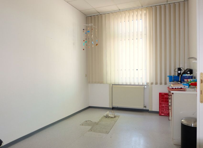 Frankfurt Höchst! Mehrfamilienhaus mit 4 Wohnungen und einer Praxis.