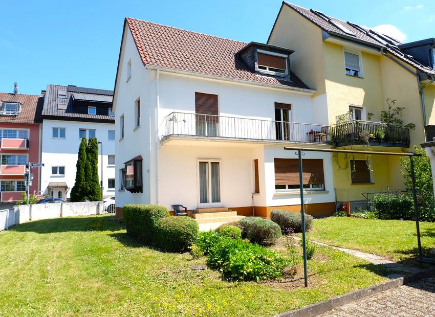 Frankfurt-Dornbusch! Erweiterbares REH mit traumhaftem ca. 383m² großem Grundstück.
