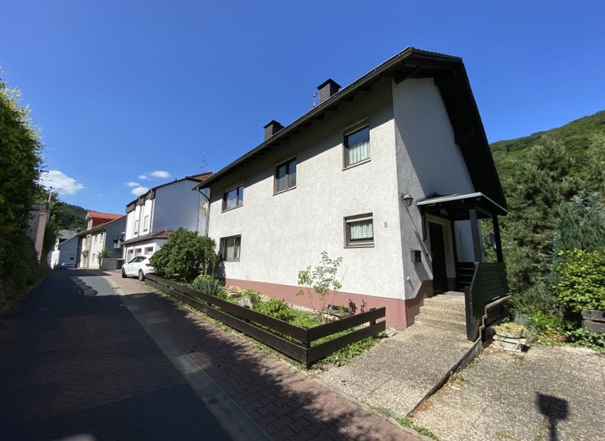 Schlangenbad: Gepflegtes Einfamilienhaus in idyllischer Lage – mit viel Platz und Potenzial!