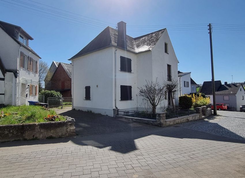 Niederzeuzheim: Gepflegtes Einfamilienhaus mit Nebengebäude, Carport und Garten