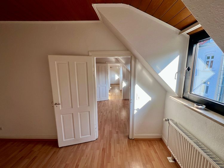 2-Zimmer-Dachgeschosswohnung mit Dachboden in gepflegter und ruhiger Lage in Wiesbaden-Biebrich