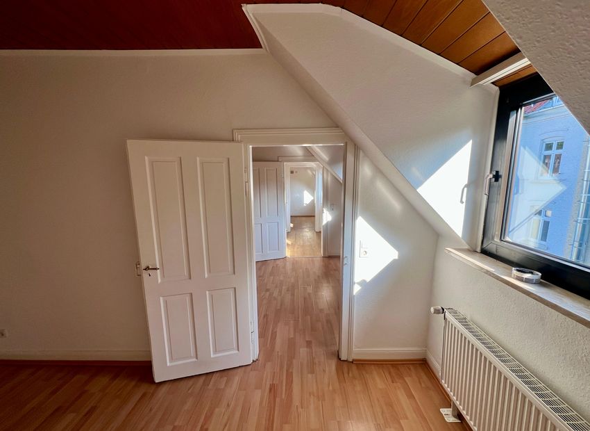 2-Zimmer-Dachgeschosswohnung mit Dachboden in gepflegter und ruhiger Lage in Wiesbaden-Biebrich