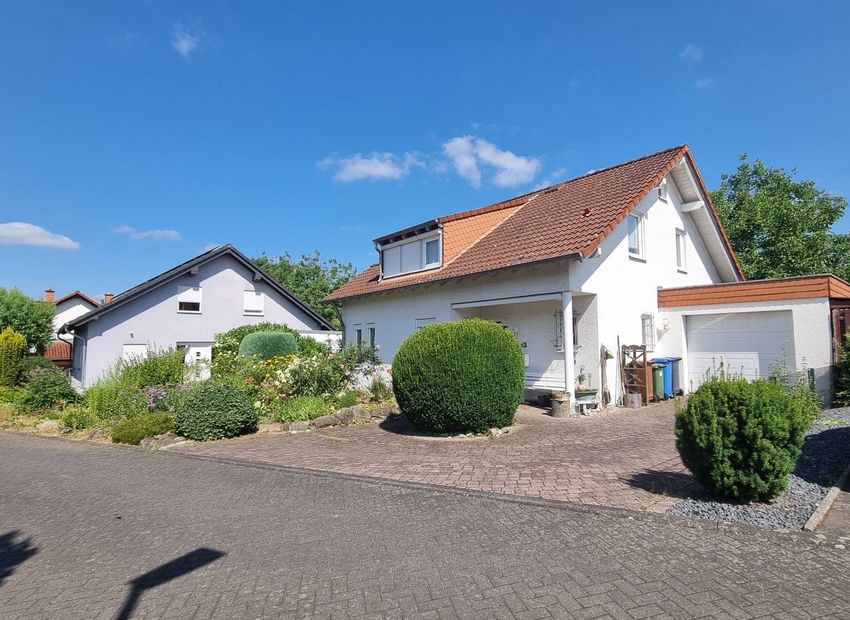 Neuwied: Gepflegtes Einfamilienhaus mit großem Garten in Ortsrandlage