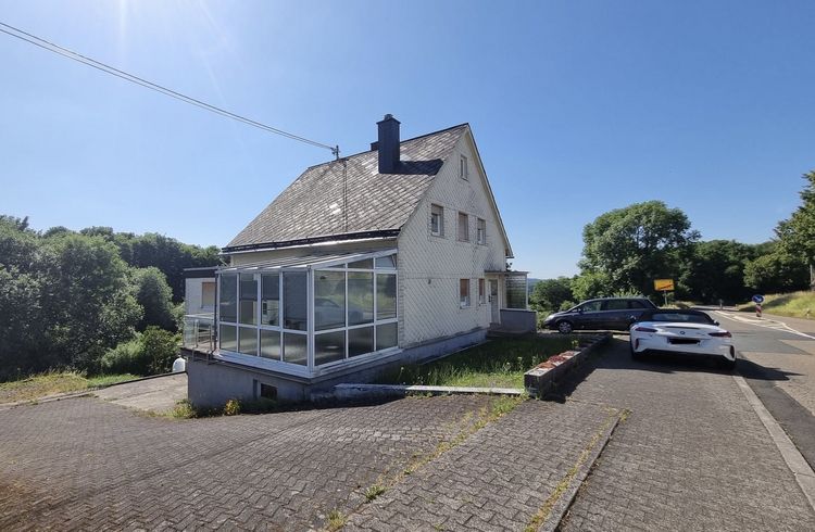 Gemeinde Dreisbach: Freistehendes Einfamilienhaus mit drei Garagen und großem Areal