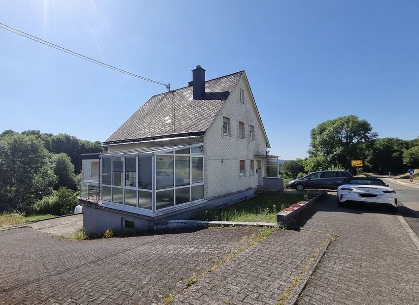 Gemeinde Dreisbach: Freistehendes Einfamilienhaus mit drei Garagen und großem Areal