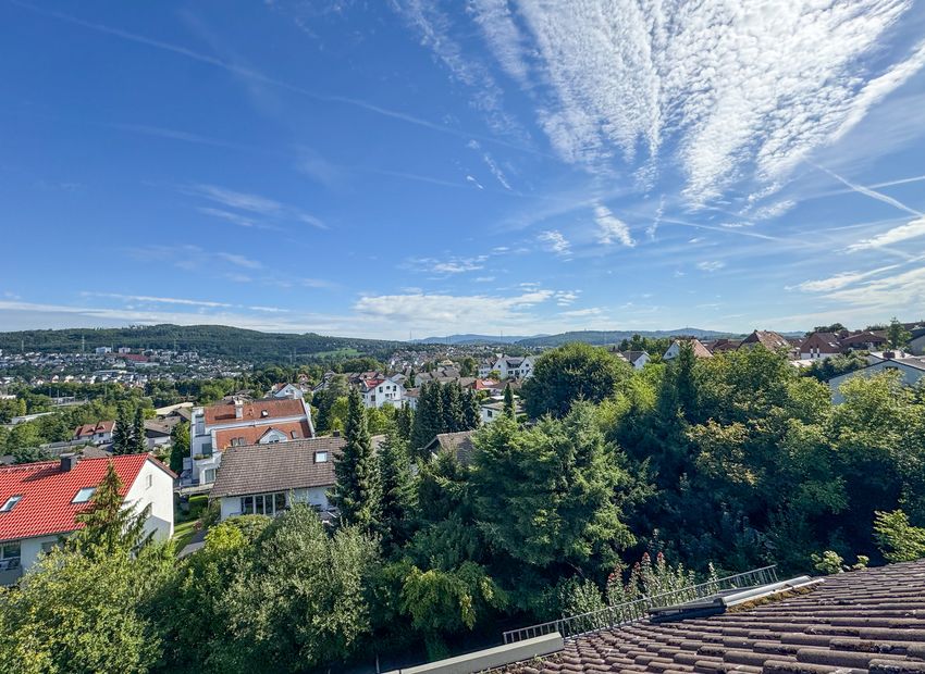Niedernhausen: Lichtdurchflutete Maisonette-Wohnung mit Balkon in bester Lage!