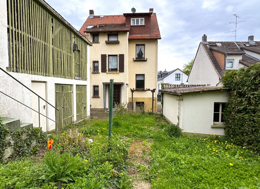 Königstein! Modernisierungsbedürftiges Haus mit ca. 150m² Wfl. und ca.524m² Grundstück.