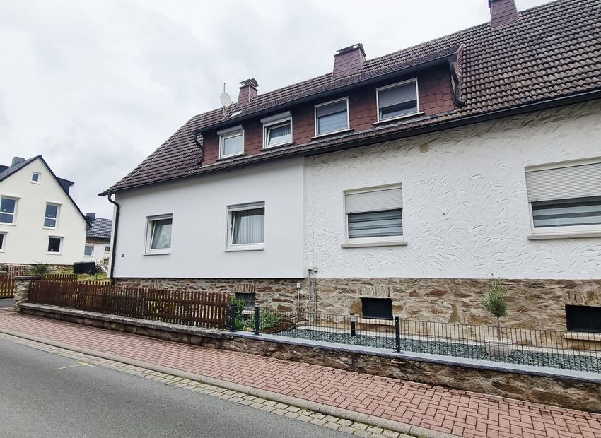 Weilmünster: Einfamilienhaus mit großem Areal und zwei Garagen