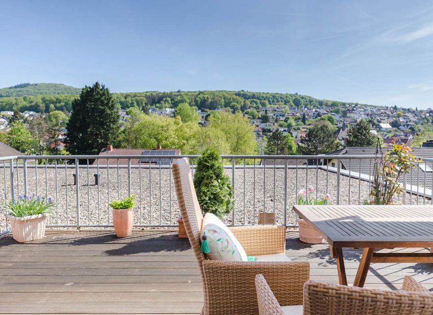 Eppstein Vockenhausen: Altengerechte 2,5-Zimmer-Wohnung mit Traumterrasse und Weitblick!
