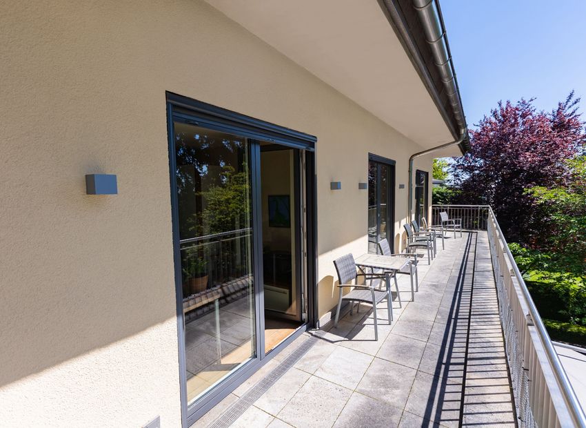 Elegante Villa mit Weinkeller, Sauna und Gartenidylle in bester Lage von Kronberg.