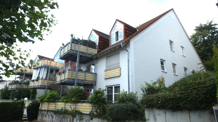Rosbach v.d.H: Hübsche Dachgeschosswohnung mit tollem Ausblick!!