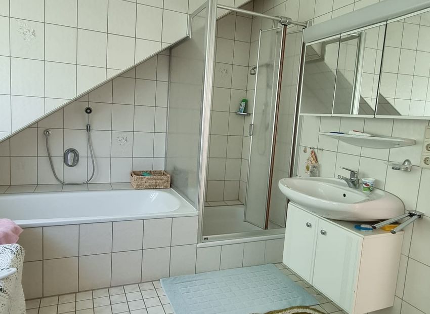 Neuwied: Gepflegtes Einfamilienhaus mit großem Garten in Ortsrandlage