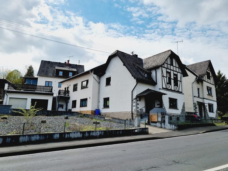 Alsbach: Gepflegtes Dreifamilienhaus mit Garagen