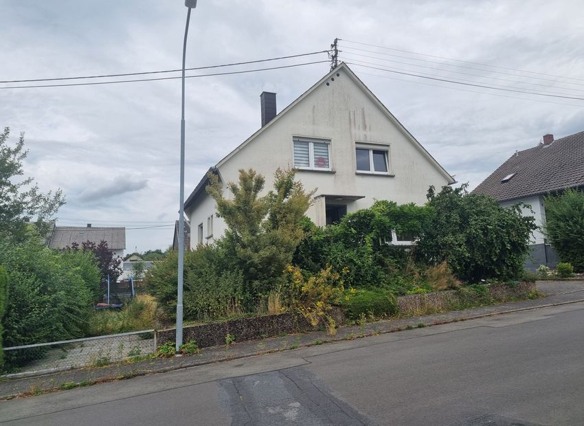 Mündersbach: Freistehendes Einfamilienhaus mit Garten und 2 Garagen