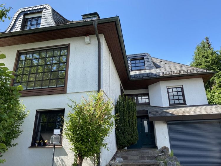 Aarbergen-Kettenbach: Außergewöhnliches Zweifamilienhaus mit besonderer Architektur!
