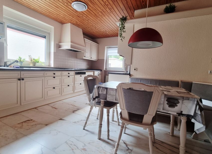Selters (Ts): Besondere Immobilie ( Wohnraumwunder)  mit Fernblick und schönem Terrassengrundstück 
