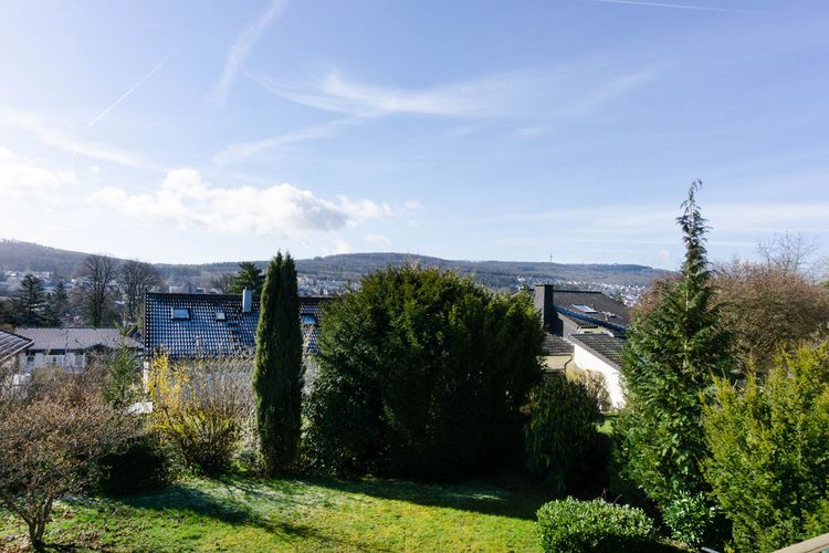 Taunusstein-Hahn: Auf einer Ebene Leben und Wohlfühlen mit traumhafter Aussicht!