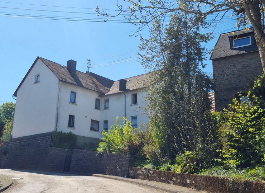 Rennerod- Hüblingen: Einfamilienhaus mit Nebengebäude in sonniger Lage