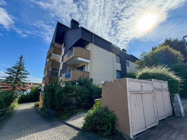 Niedernhausen: Lichtdurchflutete Maisonette-Wohnung mit Balkon in bester Lage!