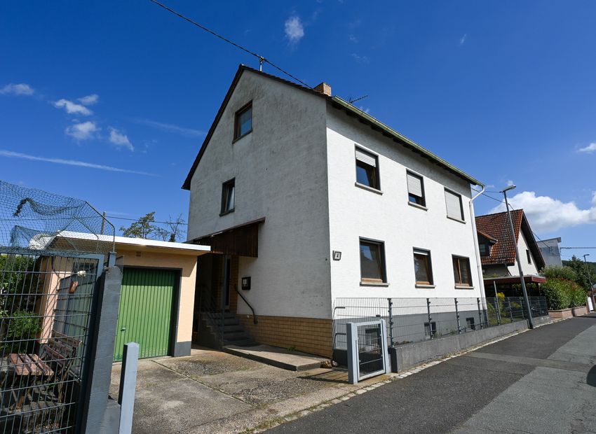 Wiesbaden: Dreifamilienhaus mit Potenzial – Wohnen & Investieren in Breckenheim!