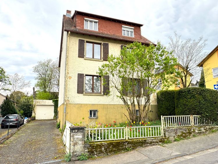 Königstein! Modernisierungsbedürftiges Haus mit ca. 150m² Wfl. und ca.524m² Grundstück.