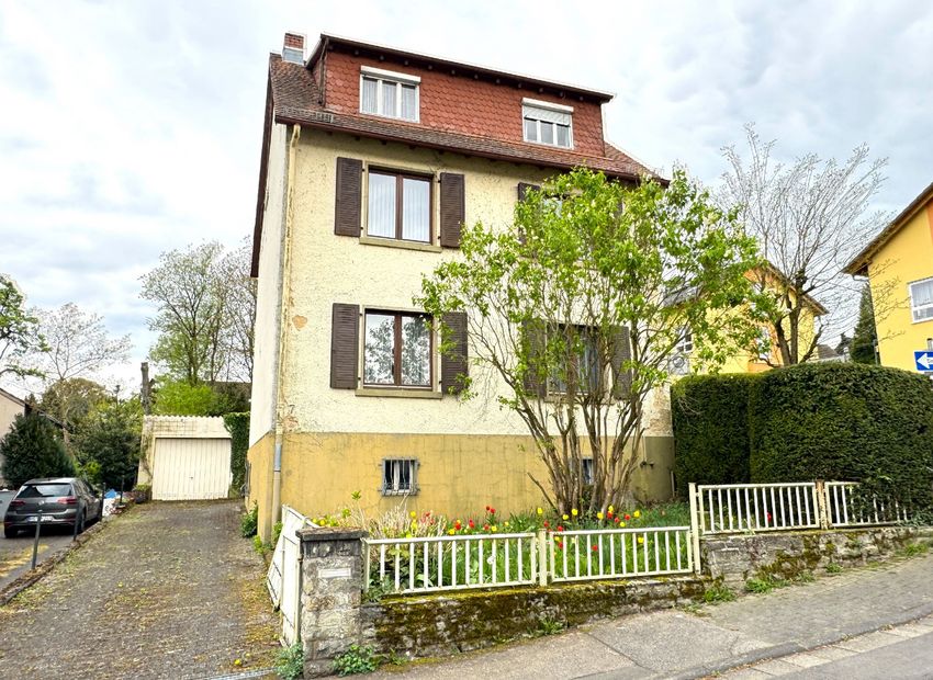Königstein! Modernisierungsbedürftiges Haus mit ca. 150m² Wfl. und ca.524m² Grundstück.