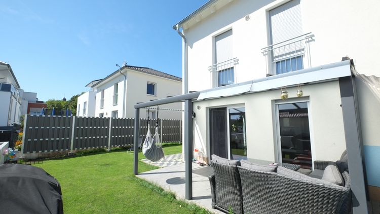 Usingen: Bereit für Ihren Einzug! Attraktive Doppelhaushälfte in Top Lage