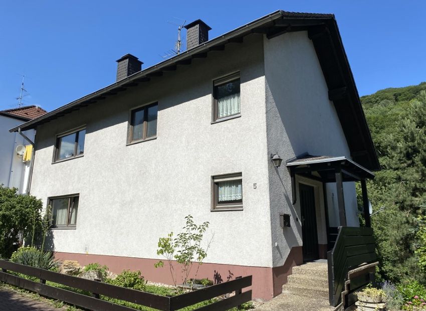 Schlangenbad: Gepflegtes Einfamilienhaus in idyllischer Lage – mit viel Platz und Potenzial!