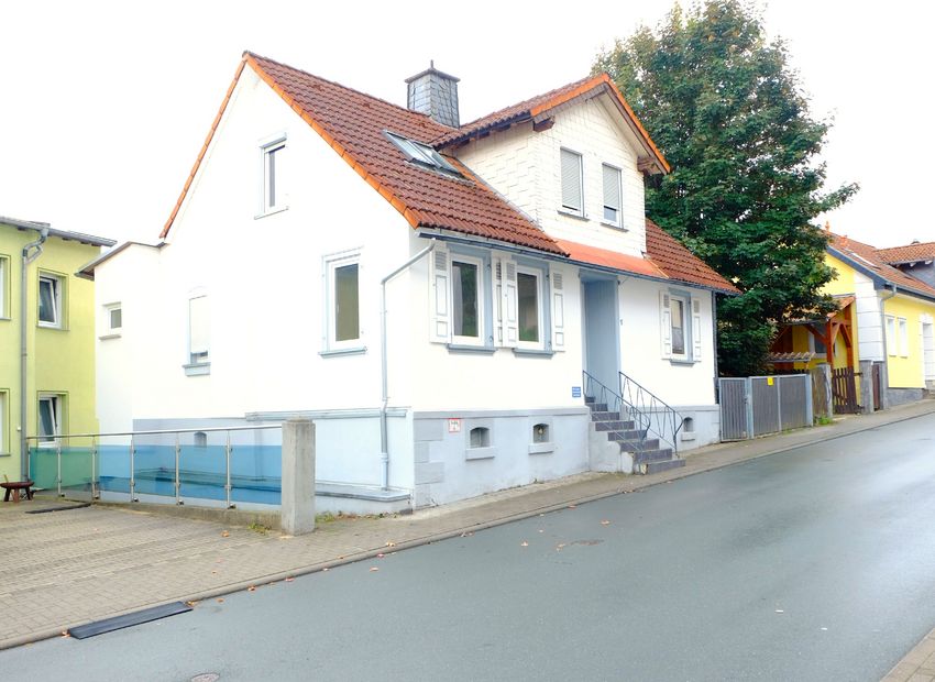 Neu-Anspach! Freistehendes Haus mit 5 Zimmern auf kleinem Grundstück.