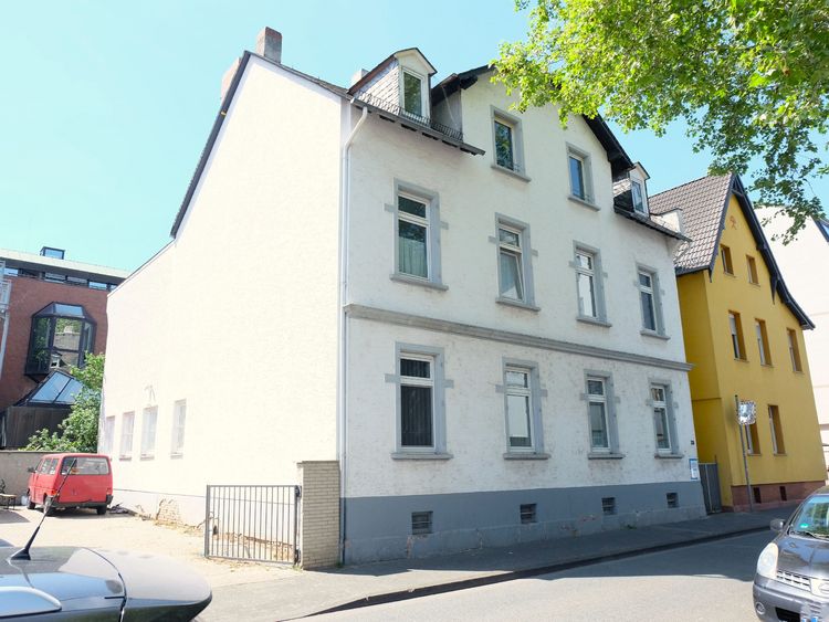 Frankfurt Höchst! Mehrfamilienhaus mit 4 Wohnungen und einer Praxis.